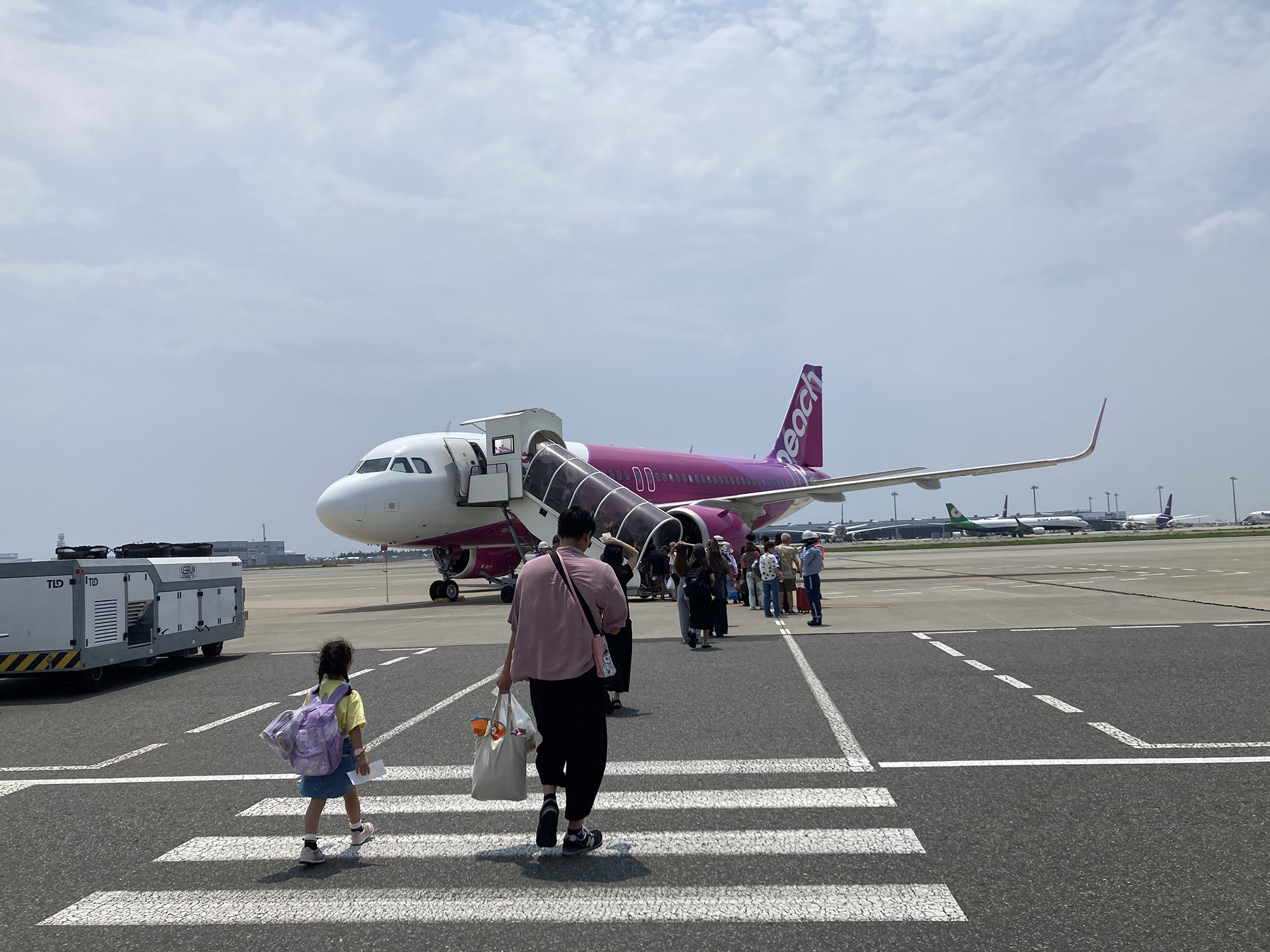 関西国際空港の滑走路に停まる奄美大島行きのPeachの機体。