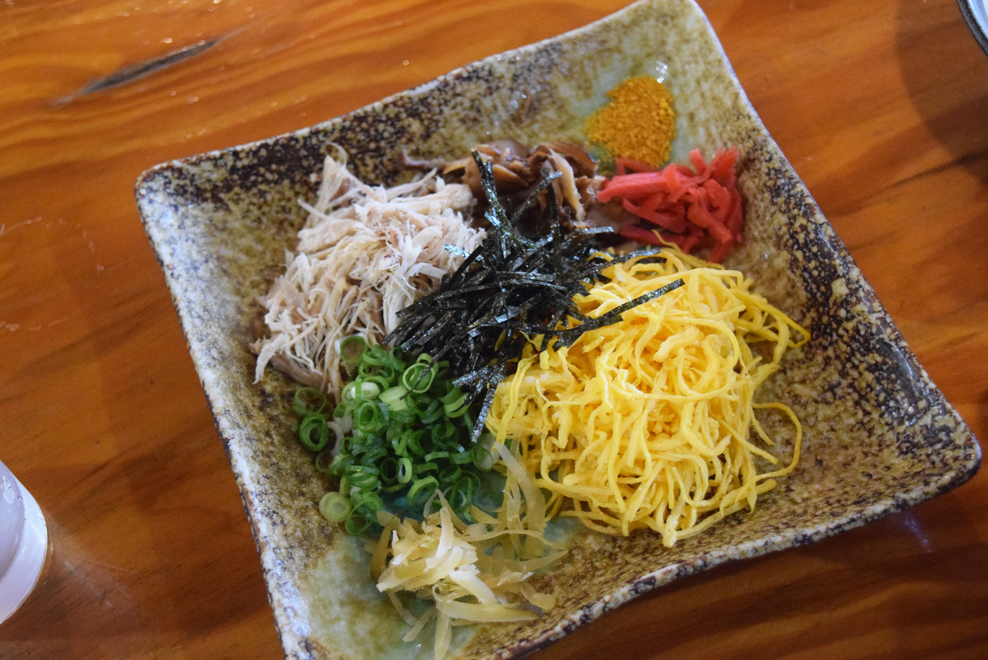 「ひさ倉」の鶏飯のご飯に乗せる具材のお皿の写真。