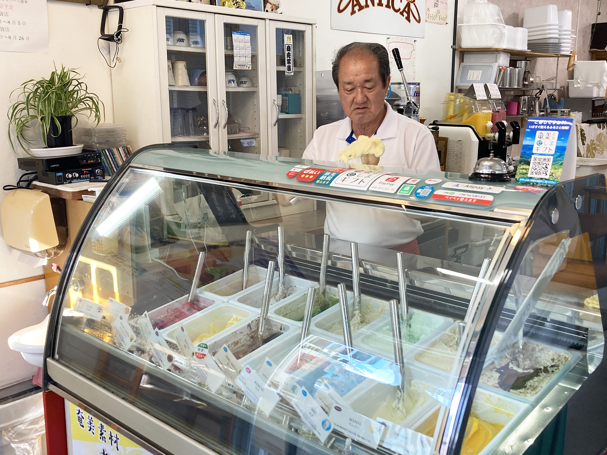 ジェラートの人気店「たっちゃんのジェラート」の店内写真。
