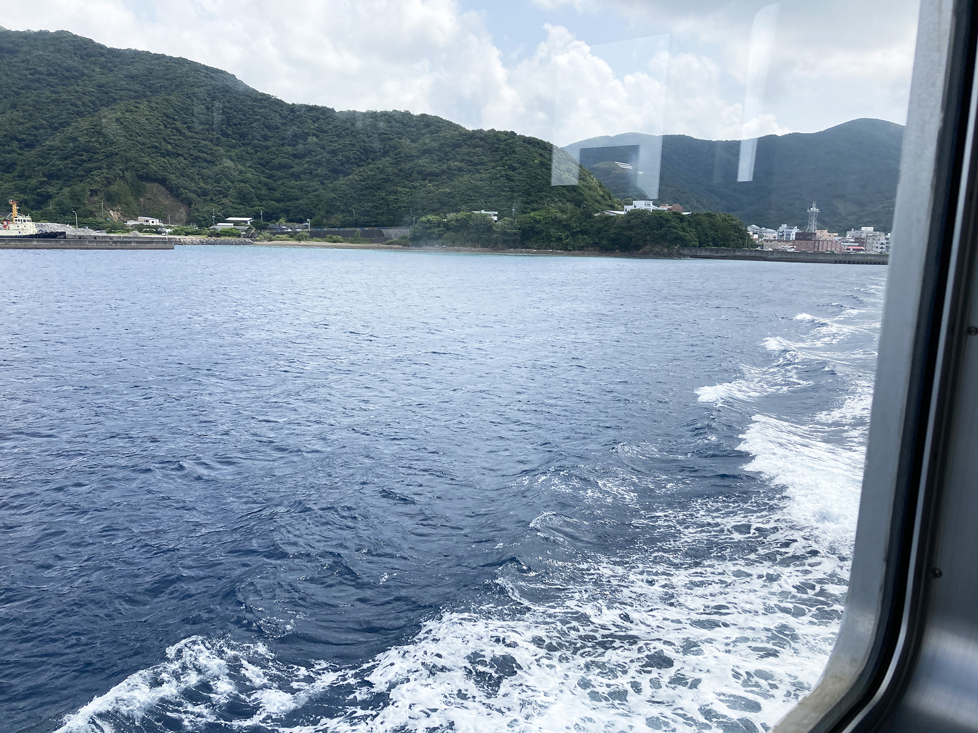 フェリー船内から加計呂麻島を望む写真。