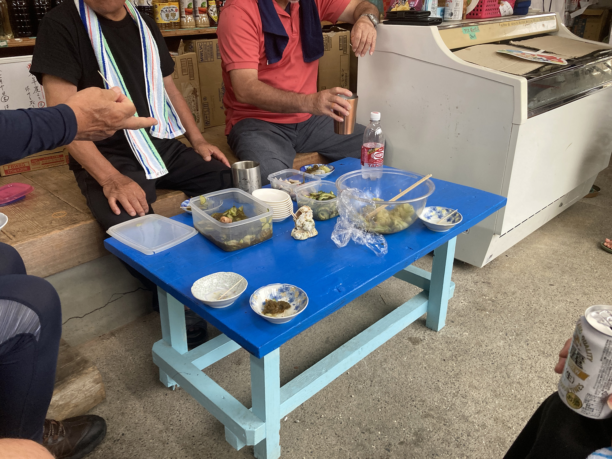 「茂岡酒店」での角打ちの様子の写真。