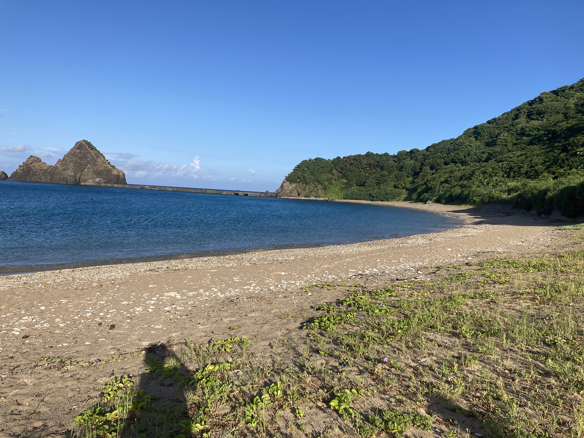 加計呂麻島の朝の海の写真。