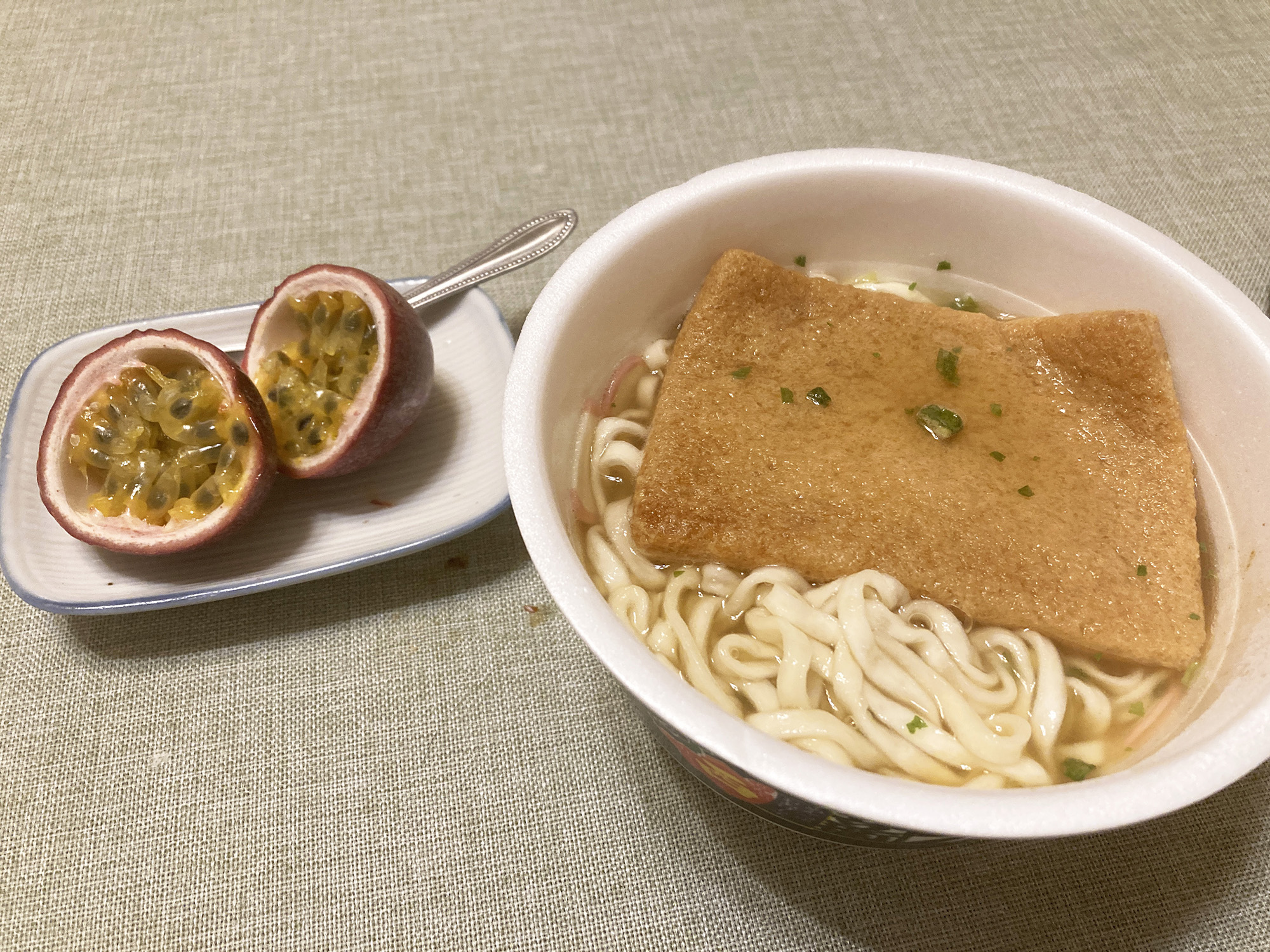 カップうどんとパッションフルーツの写真。
