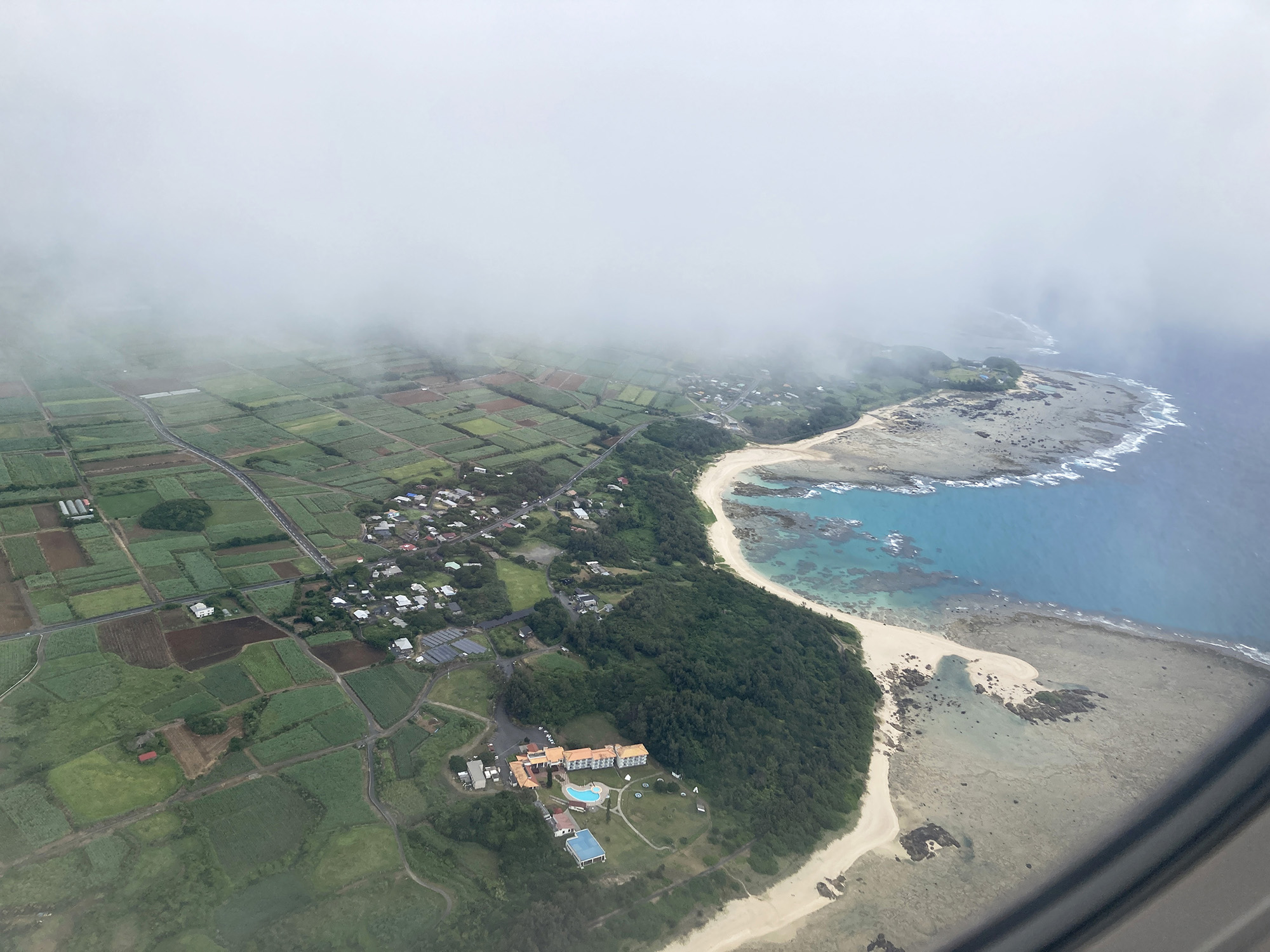 スズキナオさんが帰阪する飛行機から撮った眼下に見える奄美大島の写真。