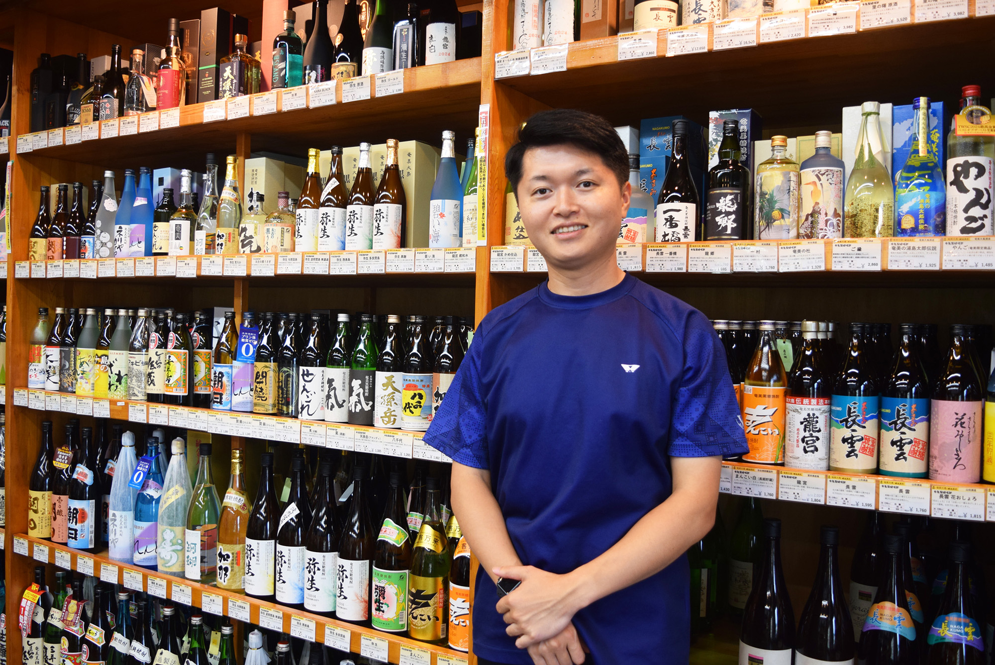 「酒屋まえかわ」店主・前川健悟さんのお写真。