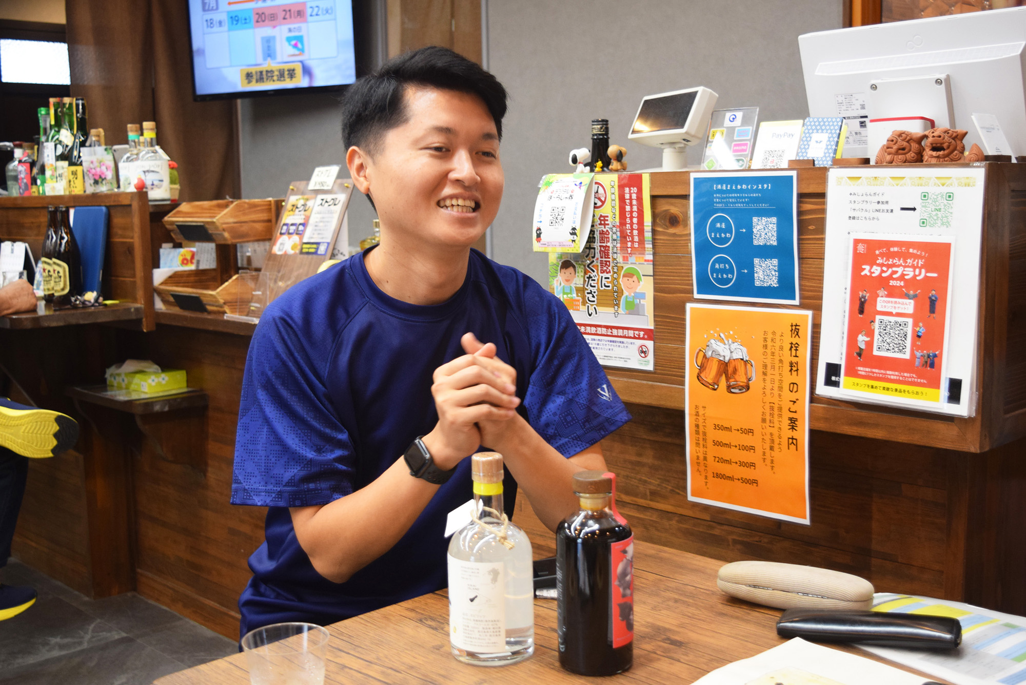 取材に答える「酒屋まえかわ」店主・前川健悟さんのお写真。