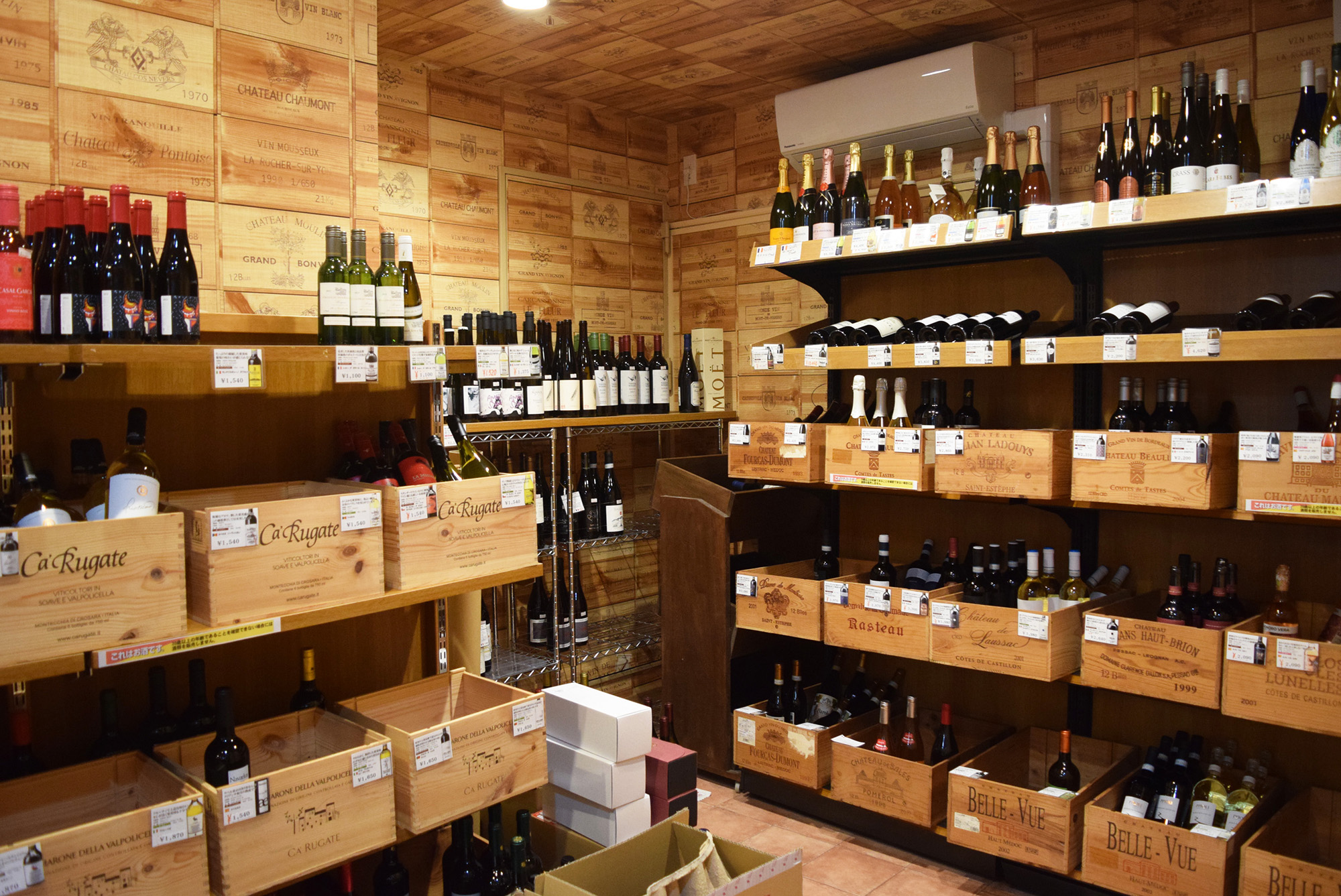 「酒屋まえかわ」のワインコーナーの写真。