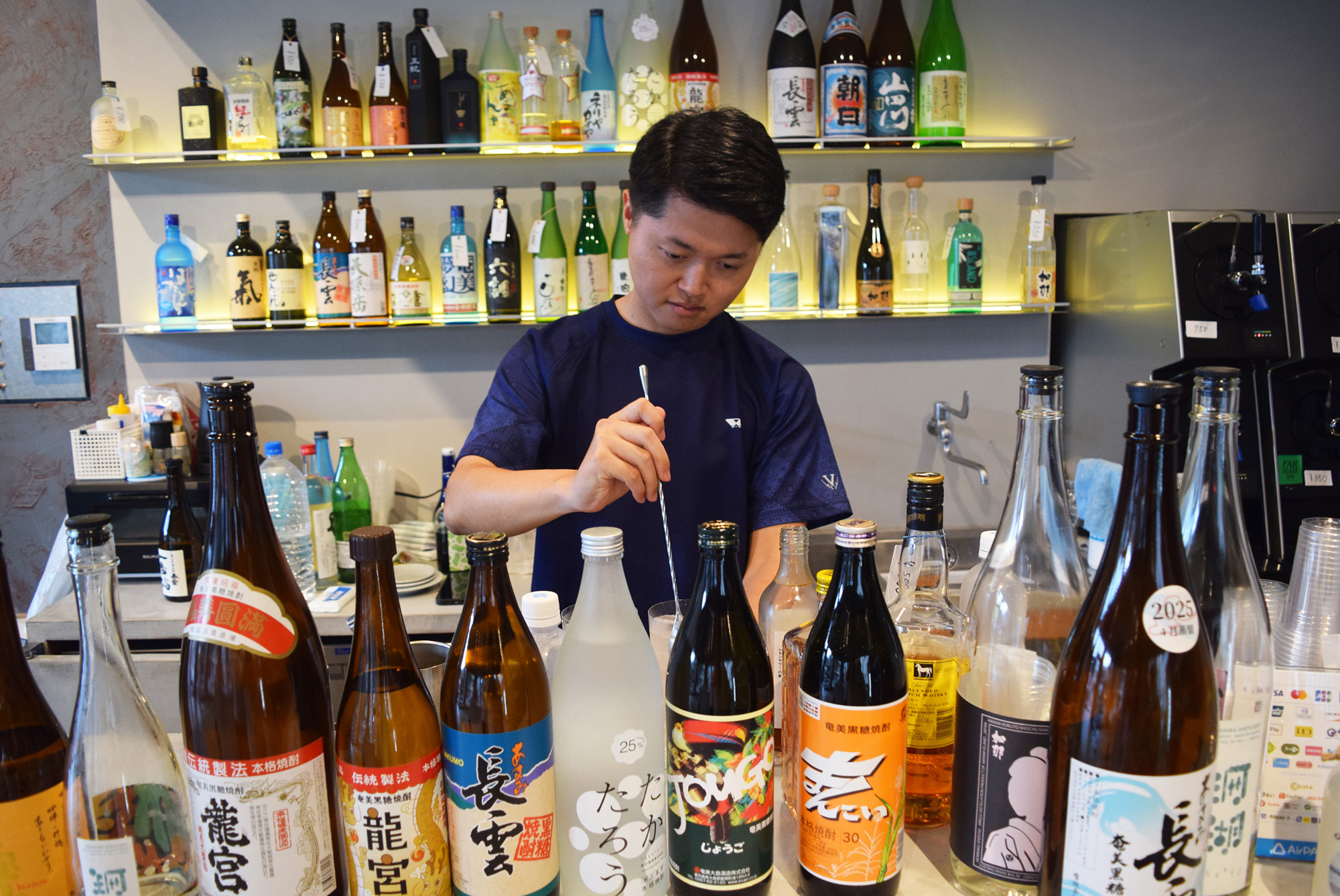 「ユニオン」店内での前川健悟さんのお写真。