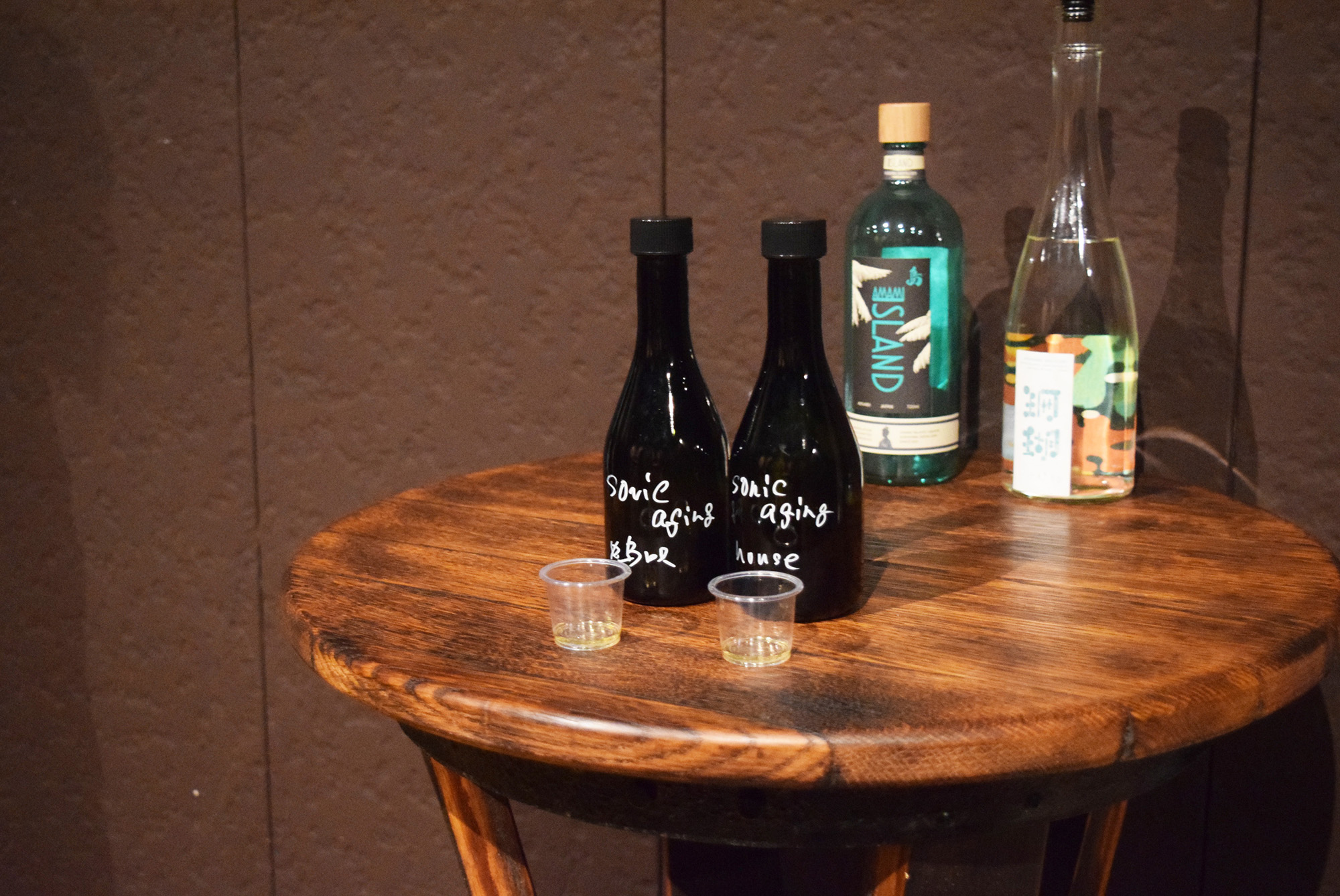 スズキナオさんが試飲させてもらった、瓶に入ったソニックエイジングの焼酎の写真。