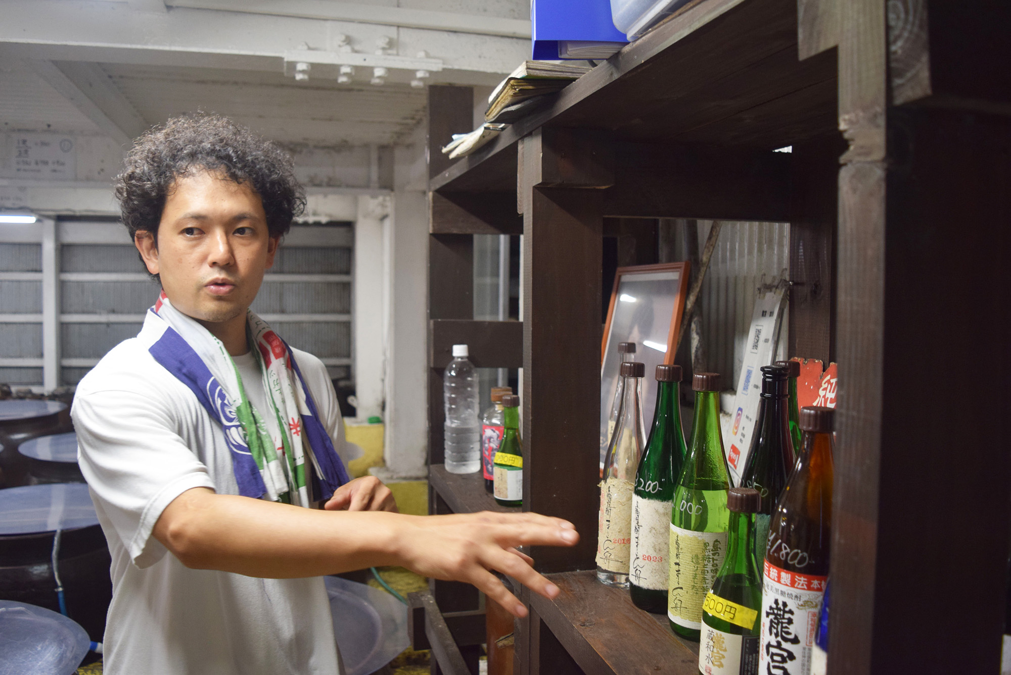 焼酎について説明する富田真行さんのお写真。