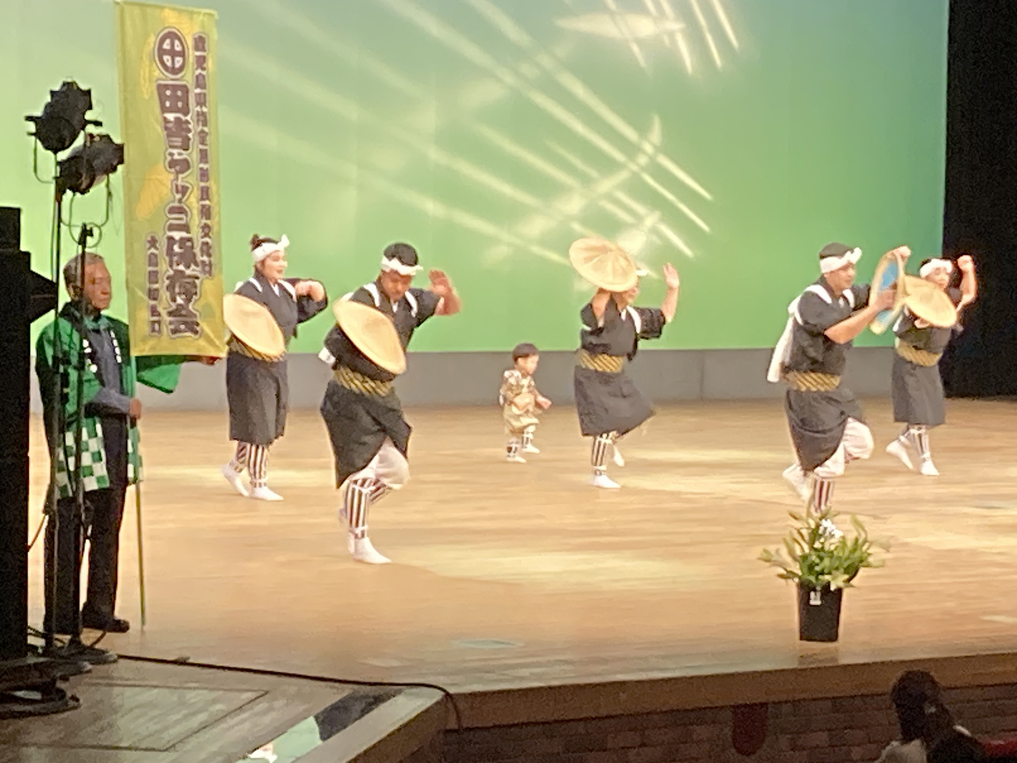 「関西奄美会 第108回総会並びに芸能大会」での「田皆ヤッコ」のステージの様子の写真。