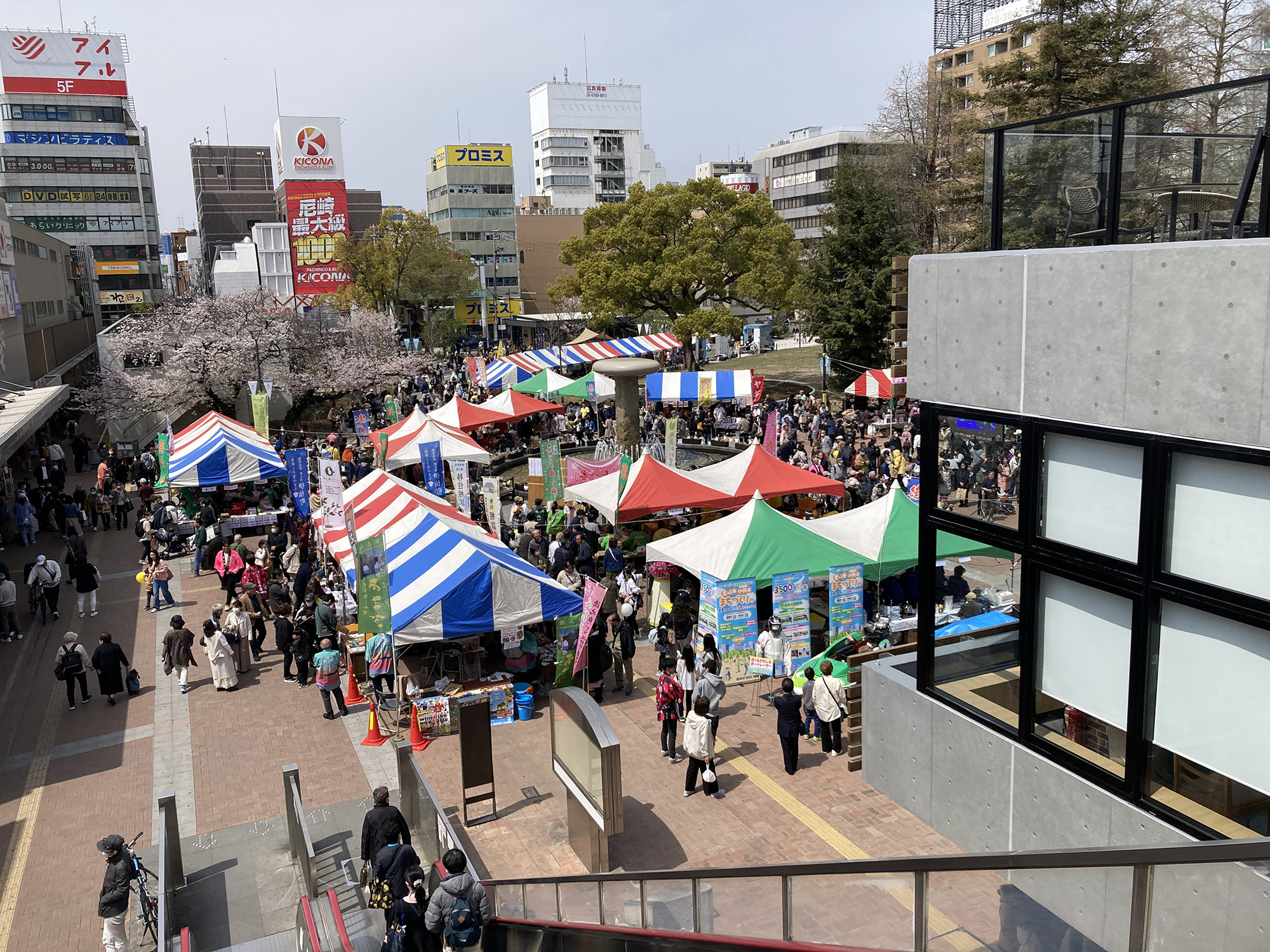 「第12回徳之島祭り」の会場を引きで撮った写真。