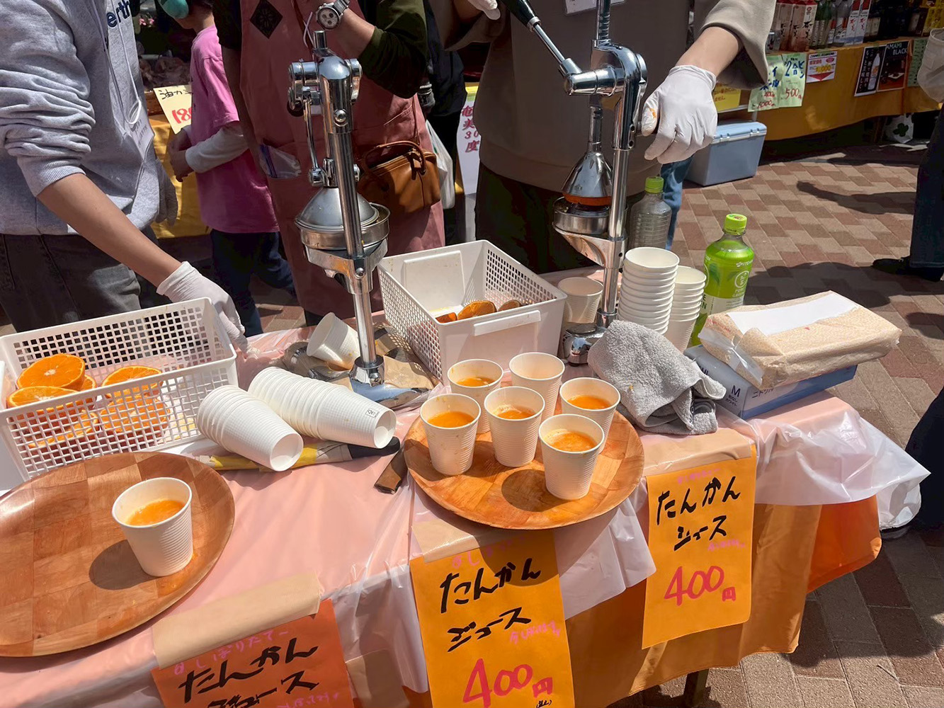 生のたんかんジュースの売店の写真。