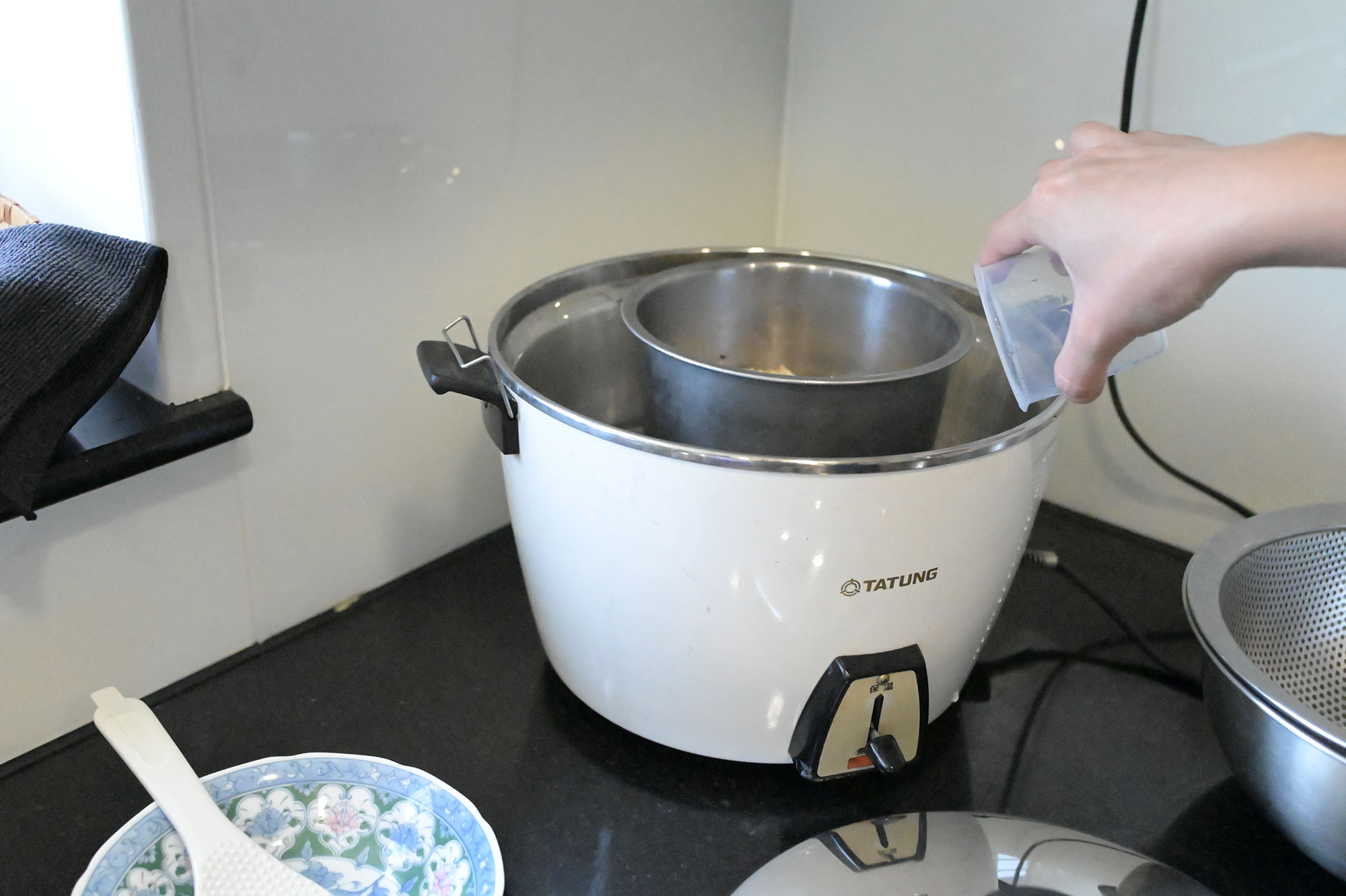 佐々木さんが台湾で撮影したご家庭の電鍋の写真。