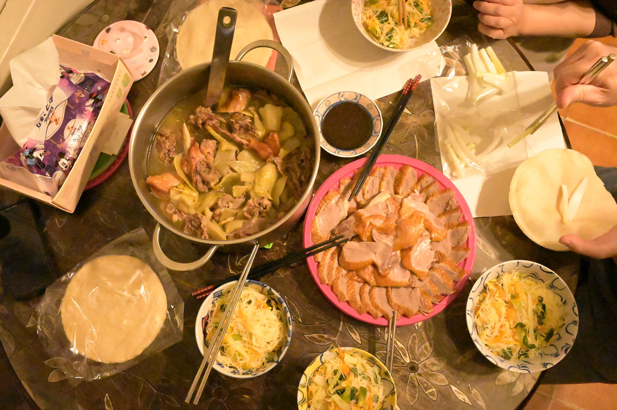 佐々木さんが台湾で撮影したビーフンのお椀ばっかりが載っている食卓の写真。