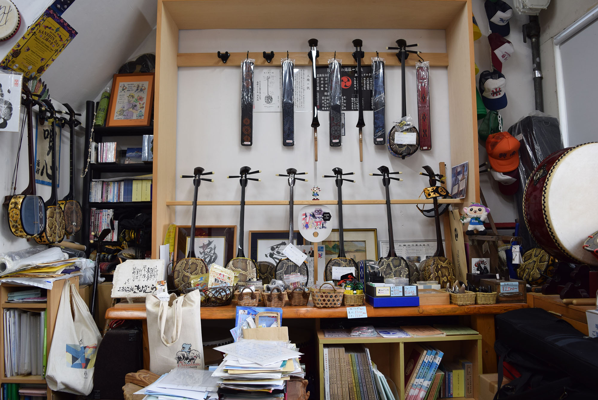 「三線工房きよむら」の工房の内観写真。